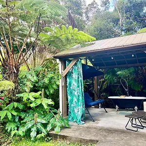 Romantic Retreat: Luxury Soak-tub & Firepit Near Hawaii Park Holiday home